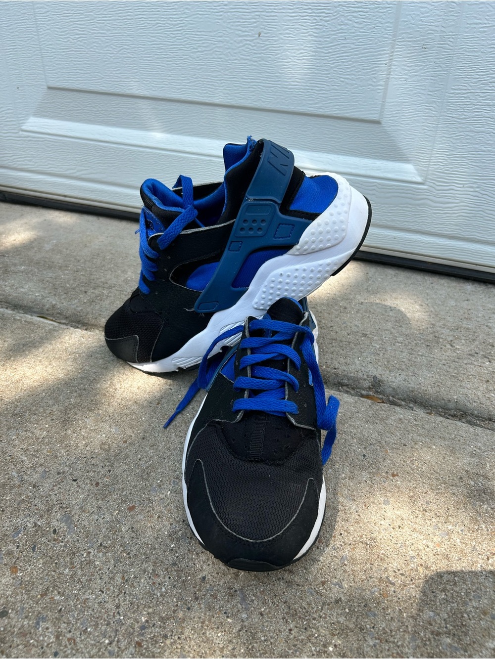 Nike Women’s Black and Royal Blue Athletic Sneakers
